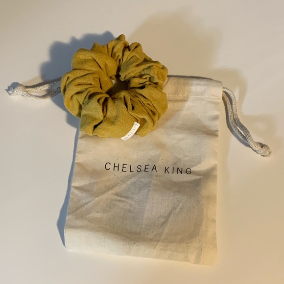 🎉 Host Pick🎉 Chelsea King - Linen Scrunchie - Picture 2 of 2